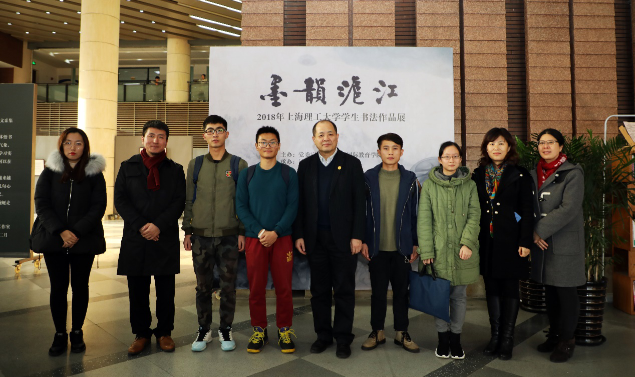 校领导与部分参展员工作者合影留念